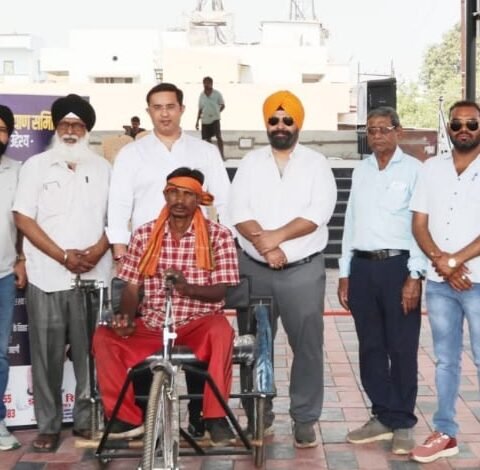 दिव्यांग युवक को भेंट की गई ट्राईसाइकल, सर्व समाज कल्याण समिति ने की मदद दिव्यांग युवक को भेंट की गई ट्राईसाइकल, सर्व समाज कल्याण समिति ने की मदद