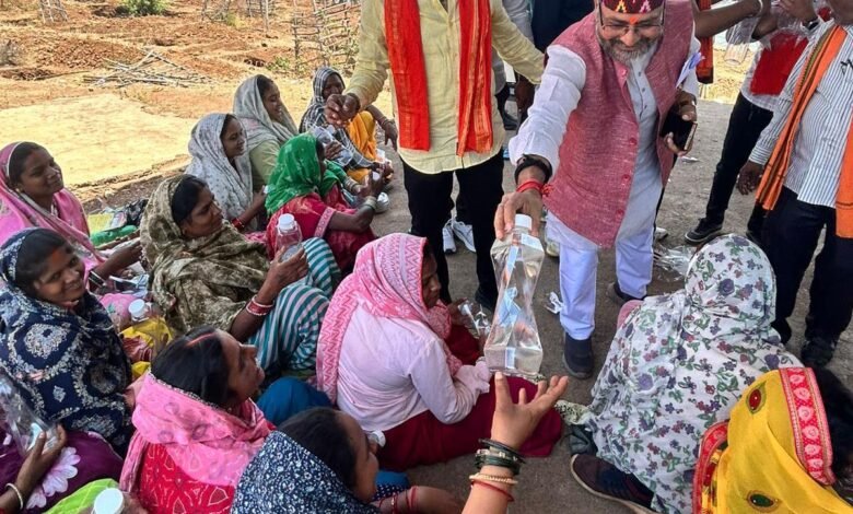 भाजपा के 47वें स्थापना दिवस पर युवा मोर्चा का ‘गांव चलो बस्ती चलो’ अभियान, जेवरा सिरसा में ‘टिफिन पर चर्चा’ बना आकर्षण” भाजपा के 47वें स्थापना दिवस पर युवा मोर्चा का ‘गांव चलो बस्ती चलो’ अभियान, जेवरा सिरसा में ‘टिफिन पर चर्चा’ बना आकर्षण”