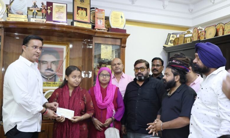 अध्यक्ष इंद्रजीत सिंह ‘छोटू’ की पहल, जरूरतमंद बेटी की शिक्षा के लिए दी आर्थिक सहायता