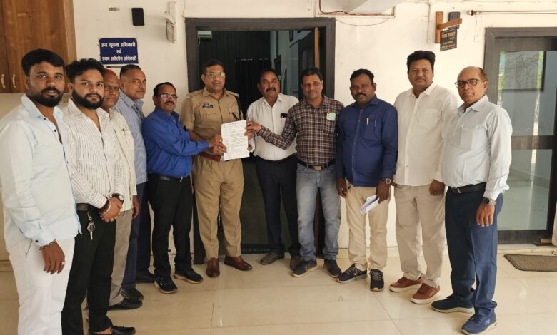 उतई दुष्कर्म कांड के विरोध में सतनामी समाज का आक्रोश, फास्ट ट्रैक में सुनवाई व कठोर सजा की मांग भिलाई/दुर्ग। उतई थाना क्षेत्र (बंजारी पारा) उतई दुष्कर्म कांड के विरोध में सतनामी समाज का आक्रोश, फास्ट ट्रैक में सुनवाई व कठोर सजा की मांग भिलाई/दुर्ग। उतई थाना क्षेत्र (बंजारी पारा)