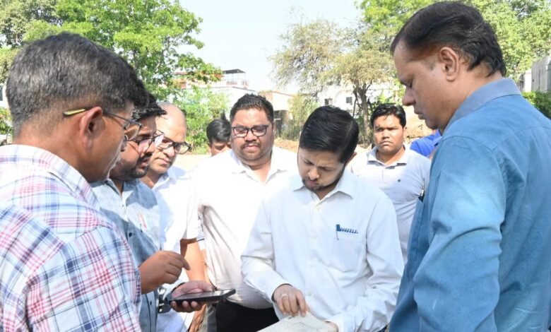 भिलाई में नाला,सब्जी मंडी और खेल परिसर का निरीक्षण, व्यवस्थाओं को सुधारने के निर्देश बारिश से पहले नाला सफाई, सब्जी मंडी शिफ्ट करने और सड़क निर्माण जल्द शुरू करने पर जोर भिलाई में नाला,सब्जी मंडी और खेल परिसर का निरीक्षण, व्यवस्थाओं को सुधारने के निर्देश बारिश से पहले नाला सफाई, सब्जी मंडी शिफ्ट करने और सड़क निर्माण जल्द शुरू करने पर जोर