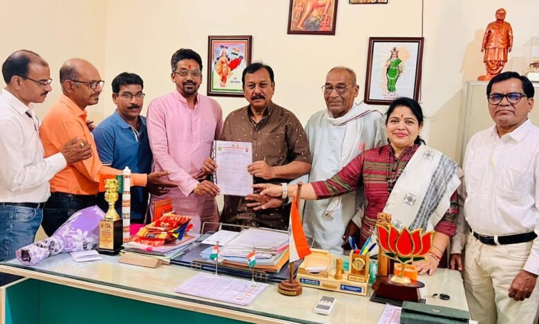 तरुण परगनिहा बने कूर्मि क्षत्रिय महासभा के राष्ट्रीय युवा उपाध्यक्ष सांसद विजय बघेल ने सौंपा नियुक्ति पत्र, समाज में खुशी की लहर