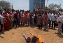 नारी शक्ति वंदन अधिनियम के विरोध में भाजयुमो भिलाई का प्रदर्शन, कांग्रेस का पुतला दहन