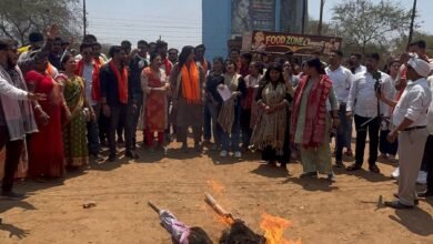 नारी शक्ति वंदन अधिनियम के विरोध में भाजयुमो भिलाई का प्रदर्शन, कांग्रेस का पुतला दहन