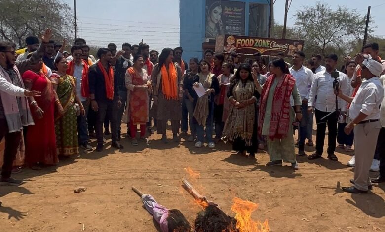 नारी शक्ति वंदन अधिनियम के विरोध में भाजयुमो भिलाई का प्रदर्शन, कांग्रेस का पुतला दहन