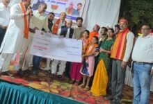 नवाचार के साथ भाजपा अहिवारा मंडल ने मनाया स्थापना दिवस,जरूरतमंद बालिकाओं की फीस भरकर पेश की मिसाल