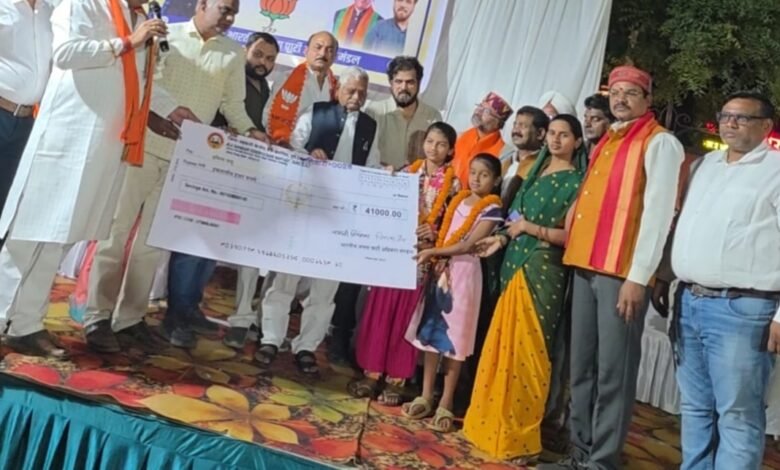 नवाचार के साथ भाजपा अहिवारा मंडल ने मनाया स्थापना दिवस,जरूरतमंद बालिकाओं की फीस भरकर पेश की मिसाल