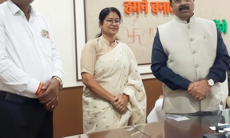 रायपुर नाका–हुडको अंडरब्रिज की मांग तेज, महापौर ने डिप्टी सीएम को सौंपा पत्र