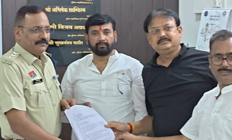 सांसद विजय बघेल पर अभद्र टिप्पणी से नाराज भाजपा के पदाधिकारी,थाने पहुंचे सांसद प्रतिनिधि सख्त कार्रवाई की मांग सांसद विजय बघेल पर अभद्र टिप्पणी से नाराज भाजपा के पदाधिकारी,थाने पहुंचे सांसद प्रतिनिधि सख्त कार्रवाई की मांग