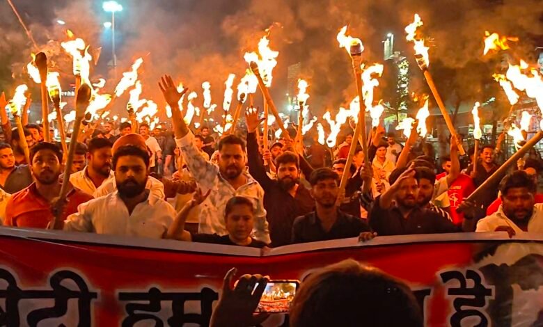 5 वर्षीय बच्ची से दुष्कर्म के विरोध में दुर्ग में फूटा आक्रोश, युवा कांग्रेस की मशाल रैली; आरोपी को फांसी देने की मांग