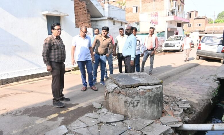 जोन-4 खुर्सीपार में सिवरेज कार्यों का निरीक्षण, आयुक्त ने दिए त्वरित पूर्णता के निर्देश
