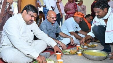 सेवा सदन में श्रमिकों का सम्मान, मंत्री गजेन्द्र यादव ने श्रमिकों के साथ किये भोजन