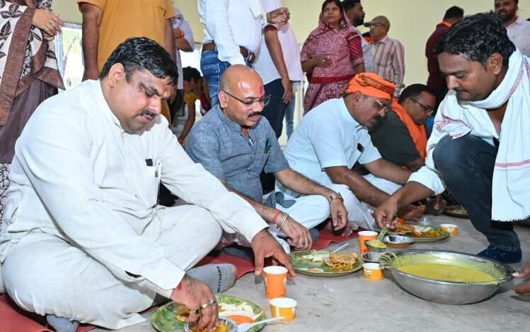 सेवा सदन में श्रमिकों का सम्मान, मंत्री गजेन्द्र यादव ने श्रमिकों के साथ किये भोजन