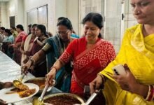 स्वच्छता मित्रों के सम्मान में नगर निगम दुर्ग का अभिनव पहल महापौर एवं जनप्रतिनिधियों ने साथ बैठकर किया स्नेह भोज