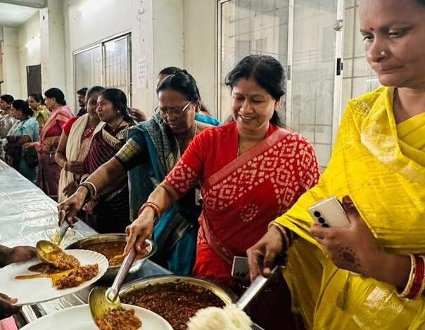 स्वच्छता मित्रों के सम्मान में नगर निगम दुर्ग का अभिनव पहल महापौर एवं जनप्रतिनिधियों ने साथ बैठकर किया स्नेह भोज