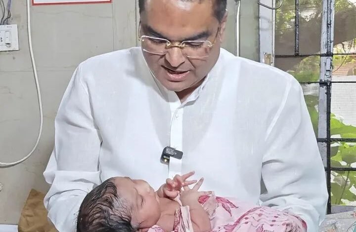 मां-शिशु सुरक्षा कवच योजना: नवजात बालिका को सुरक्षा किट भेंट-विधायक