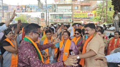 भिलाई के सुपेला घड़ी चौक पर भाजपा की ऐतिहासिक जीत का ज़श्न नेताओं-कार्यकर्ताओं ने बांटी मिठाइयां