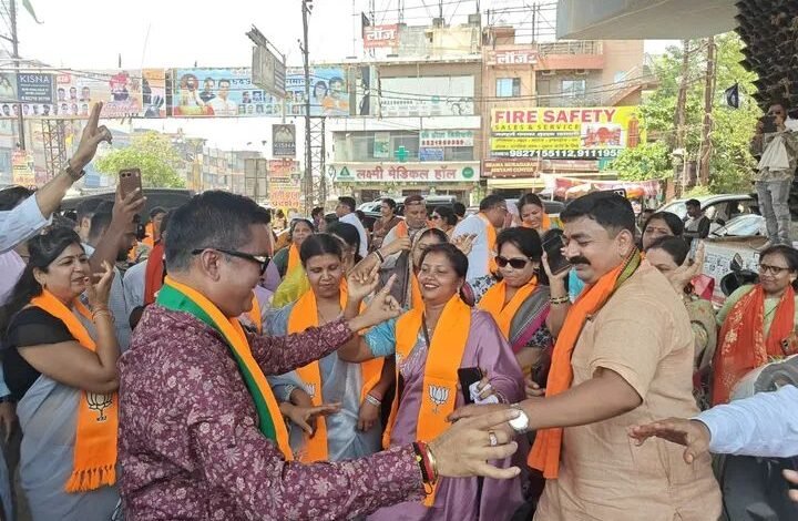 भिलाई के सुपेला घड़ी चौक पर भाजपा की ऐतिहासिक जीत का ज़श्न नेताओं-कार्यकर्ताओं ने बांटी मिठाइयां