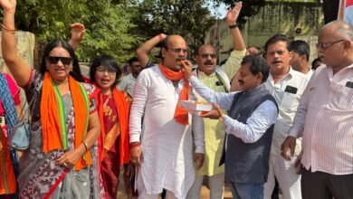 तीन राज्यों में भाजपा की ऐतिहासिक जीत पर वसुंधरा नगर विधायक कार्यालय में जश्न, पटाखे फोड़े और बांटी मिठाइयां