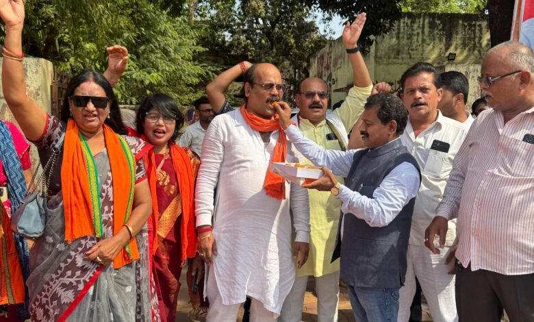 तीन राज्यों में भाजपा की ऐतिहासिक जीत पर वसुंधरा नगर विधायक कार्यालय में जश्न, पटाखे फोड़े और बांटी मिठाइयां