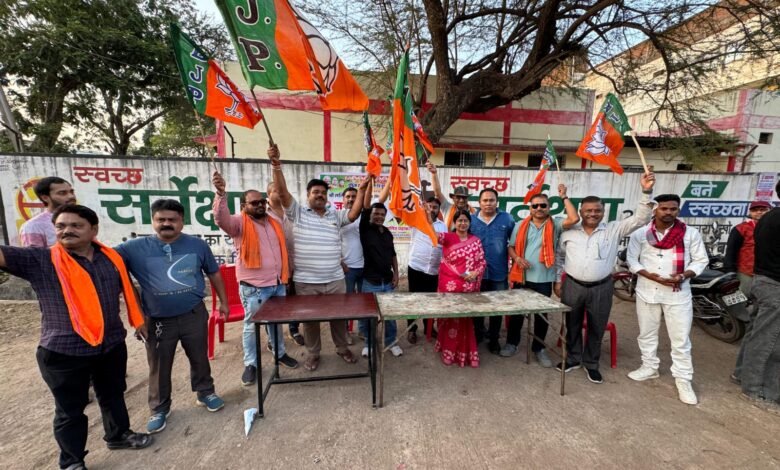 तीन राज्यों में भाजपा की जीत पर दुर्ग में जश्न, विधायक ललित चंद्राकर के निवास पर गूंजे ढोल-नगाड़े