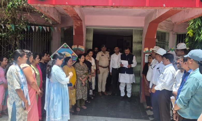 सड़क सुरक्षा को लेकर सांसद विजय बघेल की पहल, अधिकारियों को दिलाई शपथ
