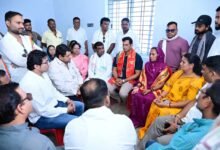 फूलबासन बाई से मिले विधायक देवेंद्र यादव, सुरक्षा को लेकर उठाए गंभीर सवाल