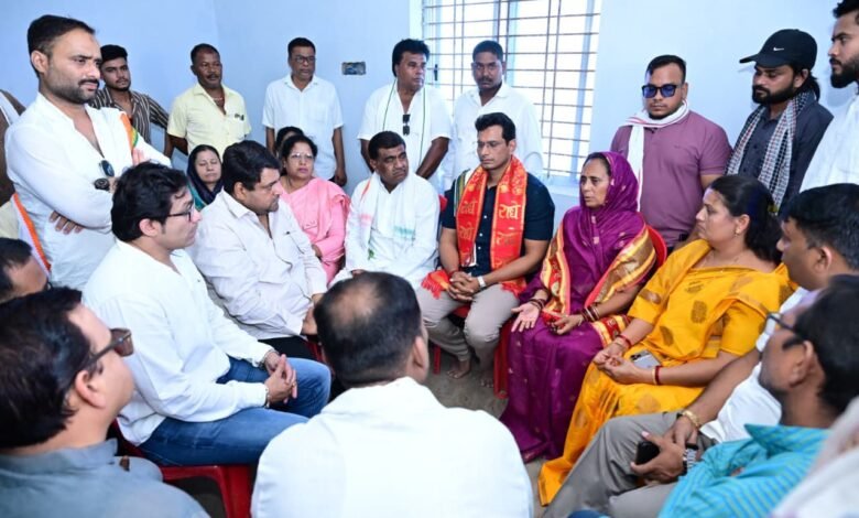 फूलबासन बाई से मिले विधायक देवेंद्र यादव, सुरक्षा को लेकर उठाए गंभीर सवाल