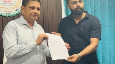 स्वास्थ्य सुविधाओं को लेकर युवा कांग्रेस का प्रदर्शन, सीएमएचओ को सौंपा ज्ञापन