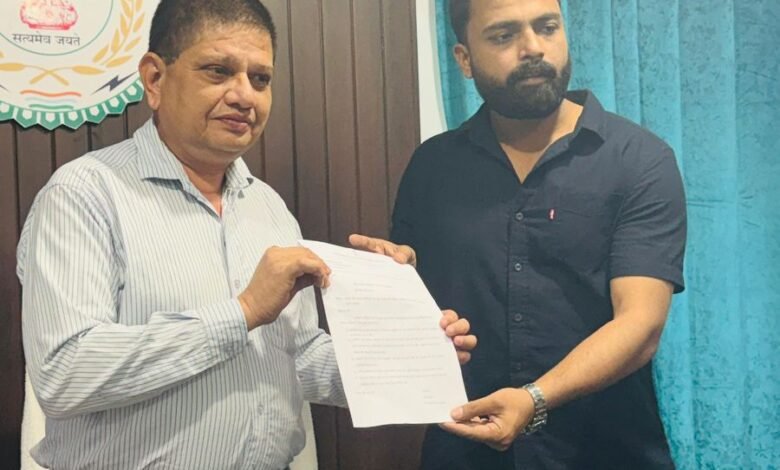 स्वास्थ्य सुविधाओं को लेकर युवा कांग्रेस का प्रदर्शन, सीएमएचओ को सौंपा ज्ञापन