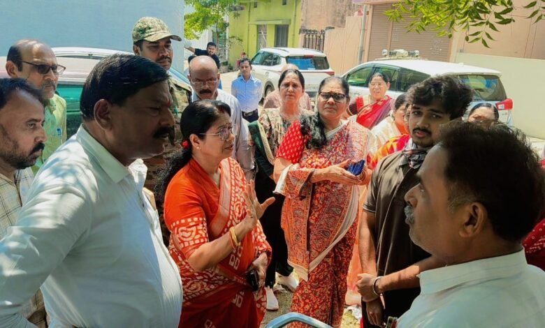 जयंती नगर गार्डन की जमीन पर अतिक्रमण, महापौर अलका बाघमार ने किया निरीक्षण
