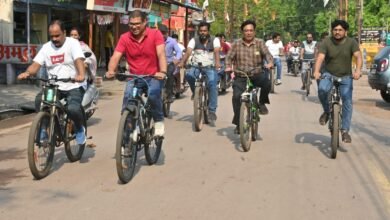 साइकिल से निरीक्षण पर निकले निगम आयुक्त,खेल मैदान और उद्यान का लिया जाएगा