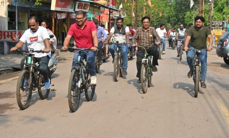 साइकिल से निरीक्षण पर निकले निगम आयुक्त,खेल मैदान और उद्यान का लिया जाएगा