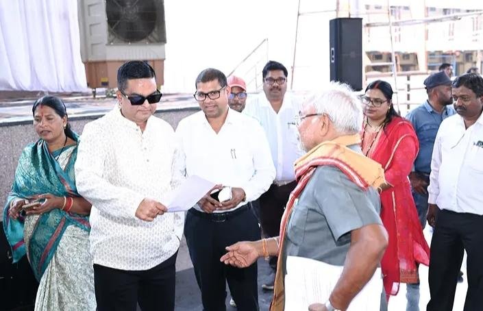 सुशासन तिहार के समाधान शिविर में विधायक रिकेश सेन ने सुनी जनता की समस्याएं
