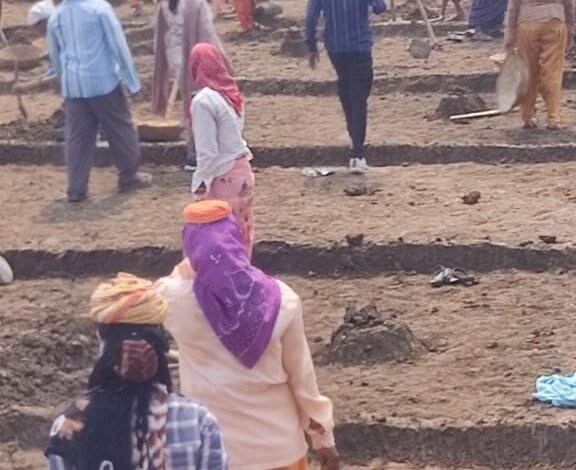 जल संरक्षण और रोजगार को दुर्ग जिले में मिली रफ्तार, मनरेगा के 492 कार्य स्वीकृत हर पंचायत में रोजगार उपलब्ध कराने विशेष अभियान, 13 लाख मानव दिवस सृजित होंगे जल संरक्षण और रोजगार को दुर्ग जिले में मिली रफ्तार, मनरेगा के 492 कार्य स्वीकृत हर पंचायत में रोजगार उपलब्ध कराने विशेष अभियान, 13 लाख मानव दिवस सृजित होंगे