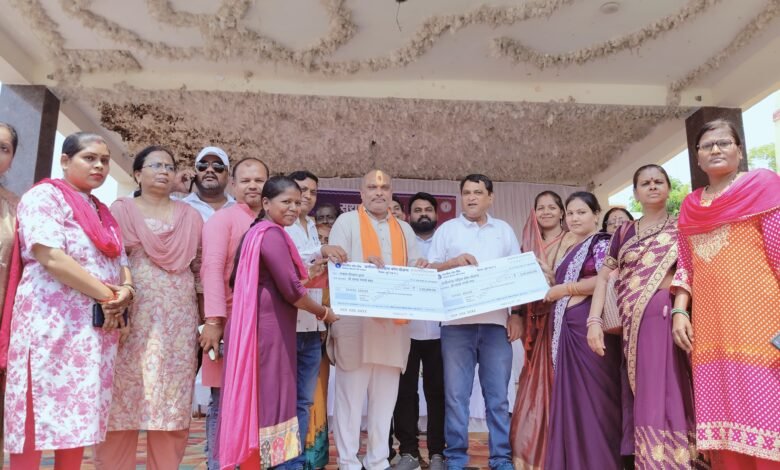 सुशासन शिविर में महिलाओं को स्वरोजगार के लिए मिले 4 लाख, विधायक ललित चंद्राकर ने बांटे चेक सुशासन शिविर में महिलाओं को स्वरोजगार के लिए मिले 4 लाख, विधायक ललित चंद्राकर ने बांटे चेक