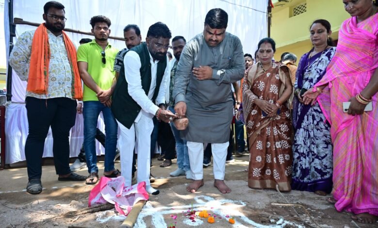 पटरीपार क्षेत्र में सतनाम भवन निर्माण का शुभारंभ, मंत्री गजेन्द्र यादव ने की पूजा-अर्चना पटरीपार क्षेत्र में सतनाम भवन निर्माण का शुभारंभ, मंत्री गजेन्द्र यादव ने की पूजा-अर्चना