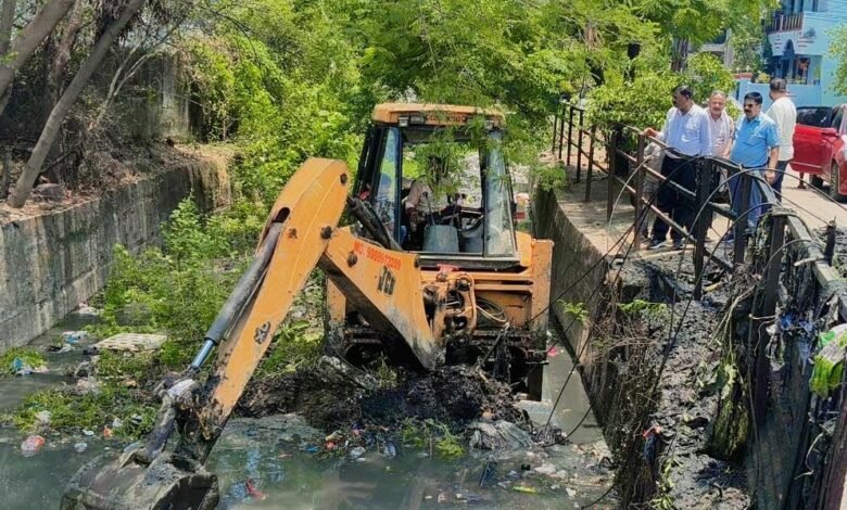 बारिश से पहले अलर्ट मोड में निगम, कसारीडीह नाला सफाई का अधिकारियों ने किया निरीक्षण बारिश से पहले अलर्ट मोड में निगम, कसारीडीह नाला सफाई का अधिकारियों ने किया निरीक्षण