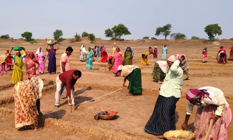 मनरेगा मजदूरी भुगतान में तेजी, दुर्ग जिले के श्रमिकों के खातों में पहुंचे 23.39 करोड़ रुपये