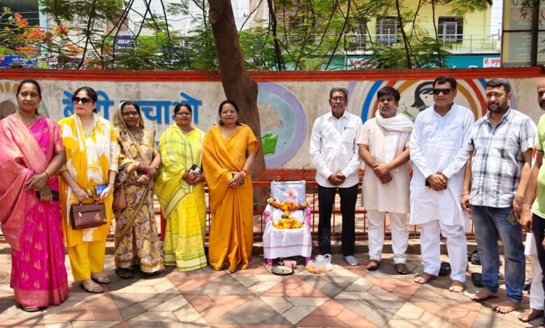 राजीव गांधी की पुण्यतिथि पर रिसाली में कांग्रेस का श्रद्धांजलि कार्यक्रम आतंकवाद के खिलाफ एकजुट होने की दिलाई गई शपथ राजीव गांधी की पुण्यतिथि पर रिसाली में कांग्रेस का श्रद्धांजलि कार्यक्रम आतंकवाद के खिलाफ एकजुट होने की दिलाई गई शपथ