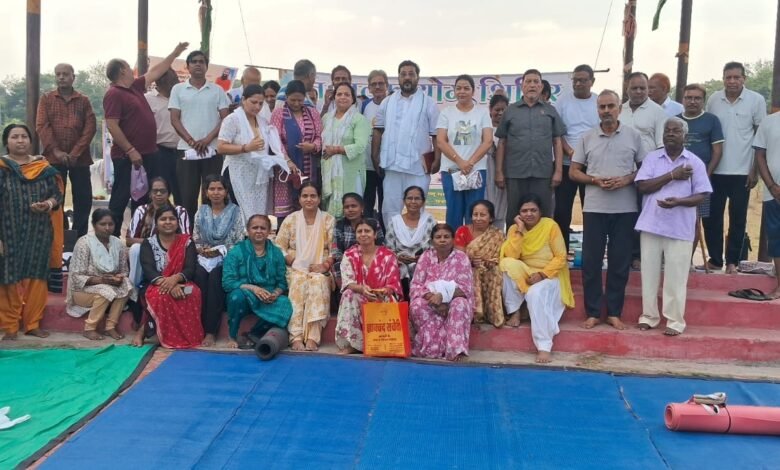 सेक्टर-8 में निशुल्क योग, आयुर्वेद एवं एक्यूप्रेशर शिविर का समापन पांच दिवसीय शिविर में बड़ी संख्या में लोगों ने लिया स्वास्थ्य लाभ, नियमित योग करने का लिया संकल्प सेक्टर-8 में निशुल्क योग, आयुर्वेद एवं एक्यूप्रेशर शिविर का समापन पांच दिवसीय शिविर में बड़ी संख्या में लोगों ने लिया स्वास्थ्य लाभ, नियमित योग करने का लिया संकल्प