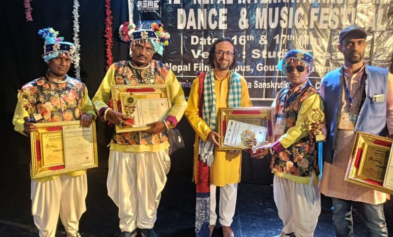 काठमांडू में गूंजी ‘अरपा पैरी की धार’, गीत वितान कला केन्द्र ने जीते अंतरराष्ट्रीय पुरस्कार नेपाल महोत्सव में भिलाई के 65 विद्यार्थियों ने दिखाई प्रतिभा, गुरु मिथुन दास हुए सम्मानित काठमांडू में गूंजी ‘अरपा पैरी की धार’, गीत वितान कला केन्द्र ने जीते अंतरराष्ट्रीय पुरस्कार नेपाल महोत्सव में भिलाई के 65 विद्यार्थियों ने दिखाई प्रतिभा, गुरु मिथुन दास हुए सम्मानित