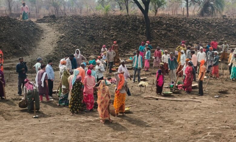 मनरेगा से दुर्ग जिले में 74 हजार से अधिक श्रमिकों को रोजगार 3923 निर्माण कार्यों से गांवों में बढ़ा रोजगार, जल संरक्षण को मिल रही मजबूती मनरेगा से दुर्ग जिले में 74 हजार से अधिक श्रमिकों को रोजगार 3923 निर्माण कार्यों से गांवों में बढ़ा रोजगार, जल संरक्षण को मिल रही मजबूती