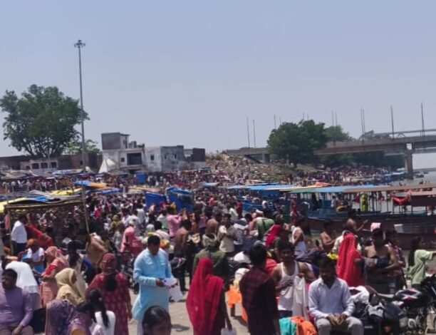 बुद्ध पूर्णिमा पर कछला गंगा घाट पर उमड़ी श्रद्धालुओं की भीड़,लगाई आस्था की डुबकी