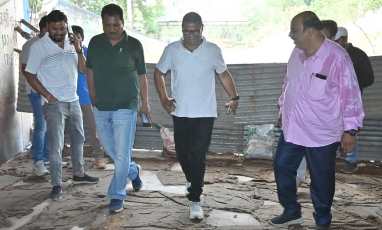 भिलाई: चंद्रा मौर्या अंडरब्रिज व सर्विस रोड निर्माण का आयुक्त ने किया निरीक्षण, अवैध कब्जे हटाने के दिए निर्देश भिलाई: चंद्रा मौर्या अंडरब्रिज व सर्विस रोड निर्माण का आयुक्त ने किया निरीक्षण, अवैध कब्जे हटाने के दिए निर्देश
