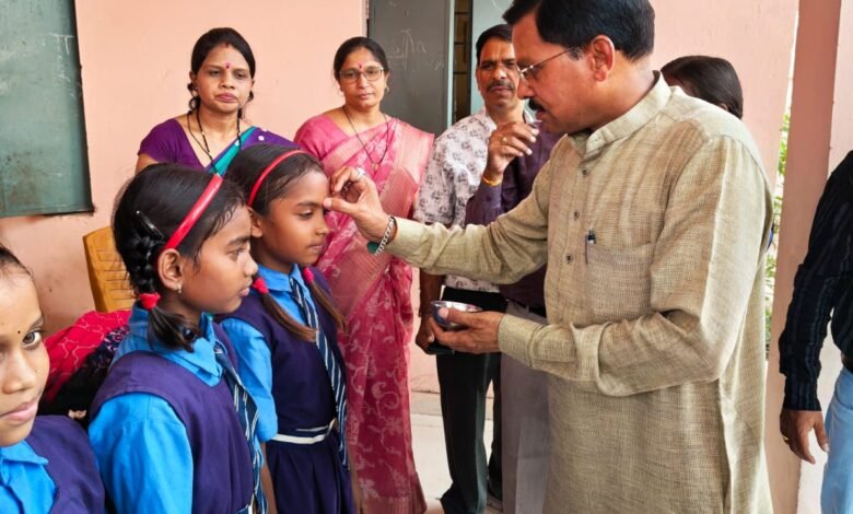 गनियारी स्कूल में हर्षोल्लास से मनाया गया शाला प्रवेशोत्सव, नव प्रवेशी विद्यार्थियों का किया आत्मीय स्वागत गनियारी स्कूल में हर्षोल्लास से मनाया गया शाला प्रवेशोत्सव, नव प्रवेशी विद्यार्थियों का किया आत्मीय स्वागत