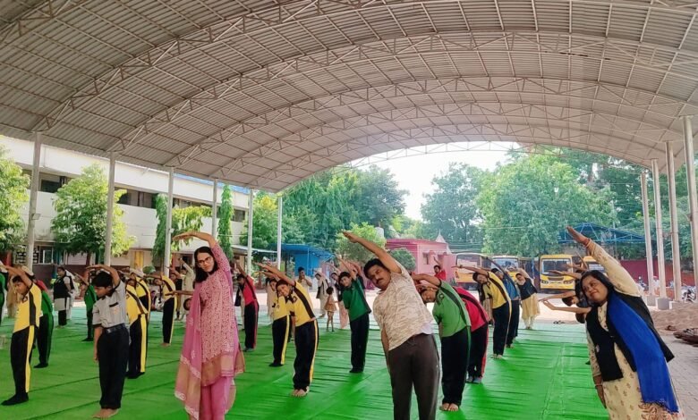 सरस्वती विहार स्कूल में उत्साहपूर्वक मनाया गया 12वां अंतर्राष्ट्रीय योग दिवस योग से स्वस्थ जीवन का संदेश, छात्रों ने किए विभिन्न आसन एवं प्राणायाम