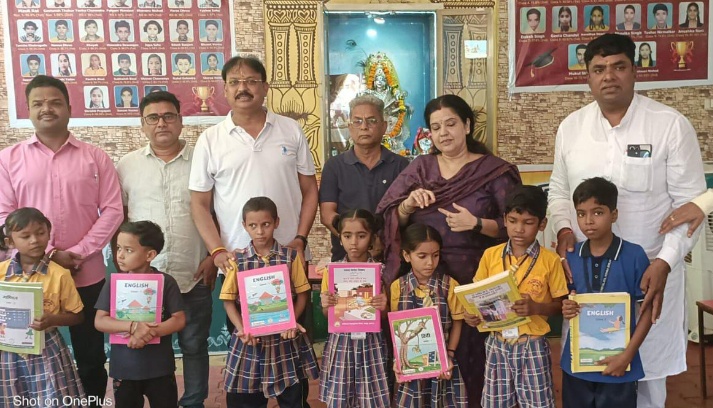 दिव्य अनुभूति स्कूल कोहका में शाला प्रवेश उत्सव का आयोजन, बच्चों को वितरित की गई पाठ्य सामग्री