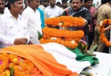 सांसद विजय बघेल ने पंडवानी की अमर स्वर सम्राज्ञी डॉ. तीजन बाई को दी भावभीनी श्रद्धांजलि ग्राम गनियारी पहुंचकर पार्थिव शरीर के किए दर्शन, शोक संतप्त परिवार से की मुलाकात