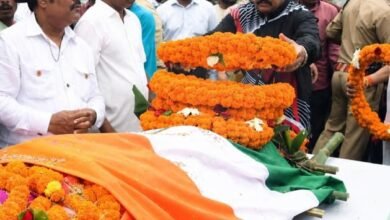 सांसद विजय बघेल ने पंडवानी की अमर स्वर सम्राज्ञी डॉ. तीजन बाई को दी भावभीनी श्रद्धांजलि ग्राम गनियारी पहुंचकर पार्थिव शरीर के किए दर्शन, शोक संतप्त परिवार से की मुलाकात सांसद विजय बघेल ने पंडवानी की अमर स्वर सम्राज्ञी डॉ. तीजन बाई को दी भावभीनी श्रद्धांजलि ग्राम गनियारी पहुंचकर पार्थिव शरीर के किए दर्शन, शोक संतप्त परिवार से की मुलाकात